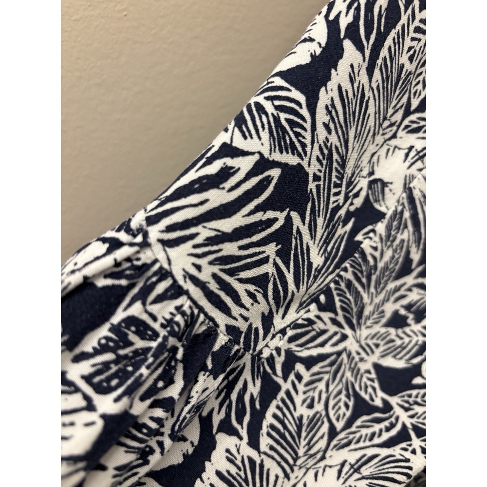 Anne Carson Top Womens M Navy White Leaf Rayon V-Neck Buttons Popover Summer - Picture 11 of 12